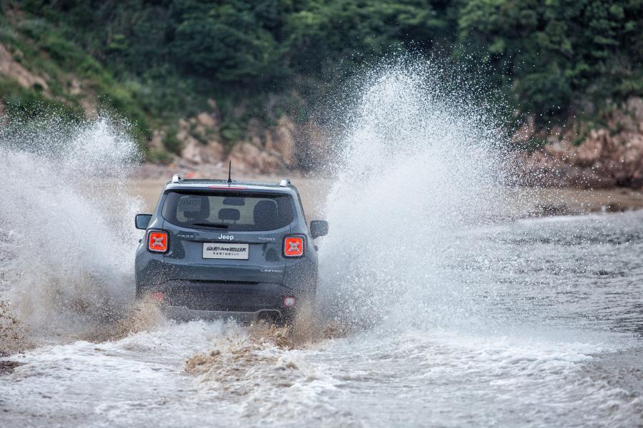  Jeep Renegade Limited (BU) 2016 года  (CN) (фото 19 из 30)